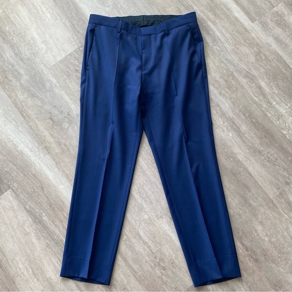 Hugo Boss Suit US 36S - Picture 9 of 12